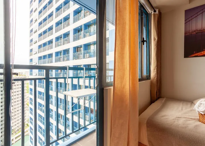 Makati Chic 1br And Balcony With Pool View Apartment