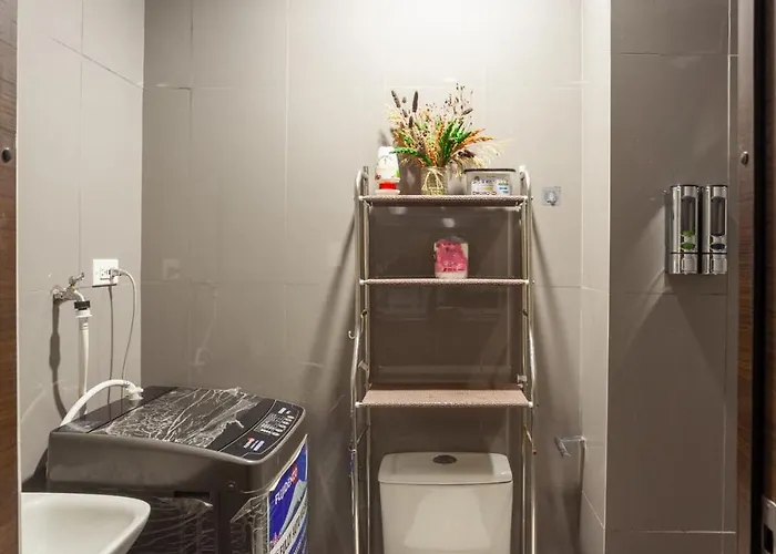 Makati Chic 1br And Balcony With Pool View