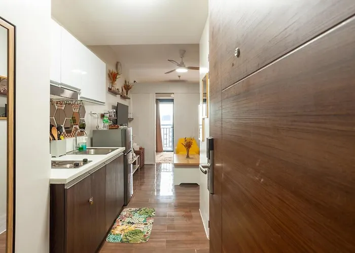 Makati Chic 1br And Balcony With Pool View Apartment