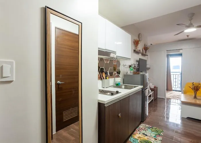 Makati Chic 1br And Balcony With Pool View Apartment